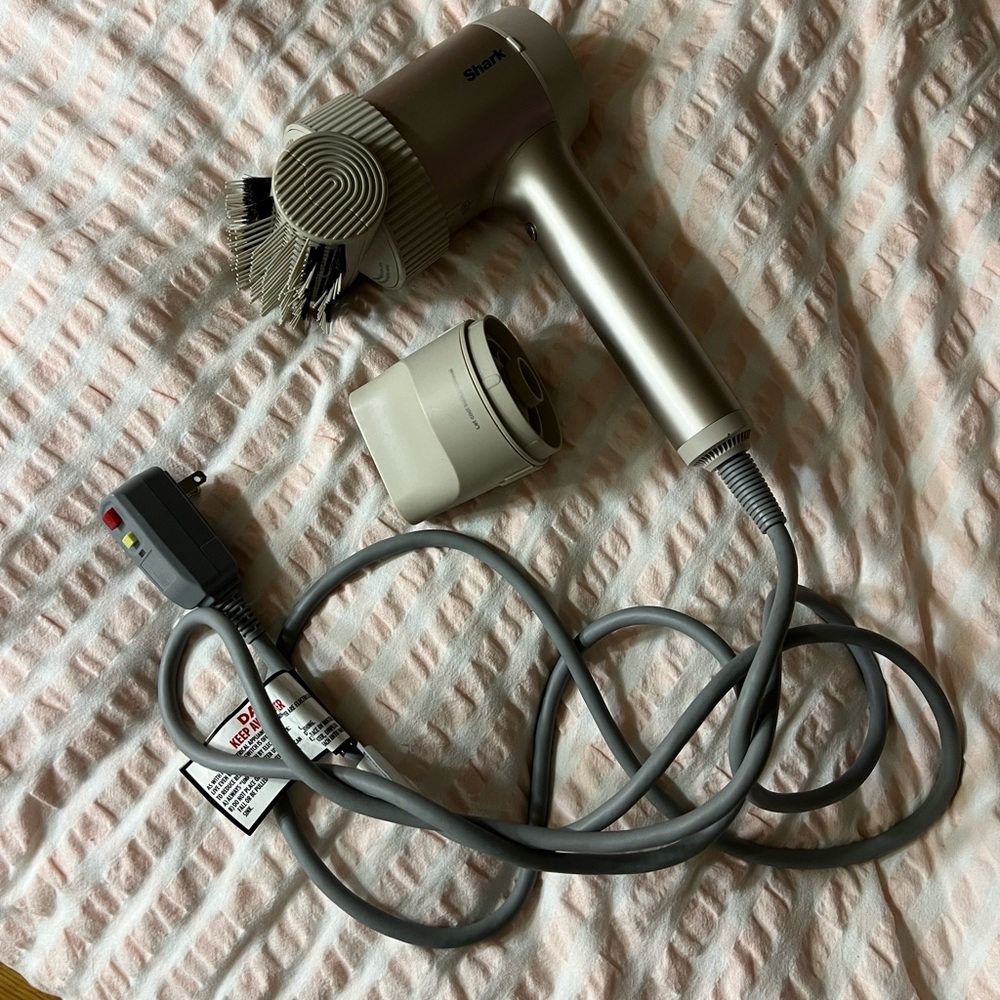 Shark Hyper Air Ionic Hair Dryer with IQ 2-in-1 Concentrator and Styling Brush